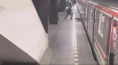 VIDEO: Sekundy od tragédie. Žena v Prahe spadla pod metro, zachránili ju cestujúci