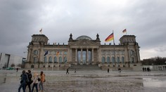 Špičkoví politici dostali výhražné listy so žiletkami a bielym práškom