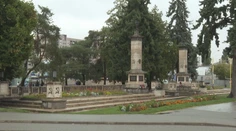 Kosáky, kladivá a oslava ruských zbraní. Kontroverzný pamätník v centre Košíc opäť rozvíril vášne