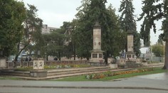 Kosáky, kladivá a oslava ruských zbraní. Kontroverzný pamätník v centre Košíc opäť rozvíril vášne