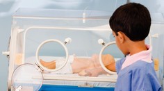 Chlapec (6), ktorého rodičia nechali voľne pobehovať po pôrodnici, zabil novorodenca. Myslel si, že sa hrá s bábikou