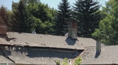 Obávajú sa rakoviny: Obyvateľov Strážskeho nahnevalo neodborné búranie azbestovej strechy