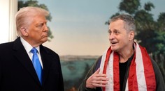 Odsúdený americký učiteľ, ktorého prepustili z ruského väzenia, pristál v USA