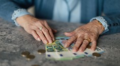 Dôchodkyňa z Trenčína zabalila celoživotné úspory do igelitky a vyhodila ich z balkóna. Presne podľa pokynov falošného vnuka