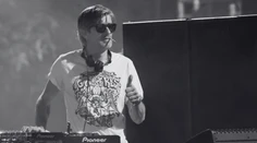 Nečakane zomrel DJ Kavinsky († 50). Preslávil ho legendárny hit, ktorý dnes valcuje TikTok