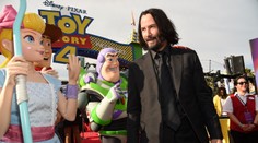 Keanu Reeves po desaťročiach ukázal priateľku. Všetkých odrovnal