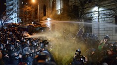 Gruzínsko rozdelil sporný zákon „po vzore Ruska“. Počas protestu jeho odporcov zatkli desiatky ľudí