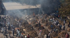 Koronavírusové peklo v Indii. Mŕtvych spaľujú na okraji mesta, na posteli sa tlačia traja pacienti