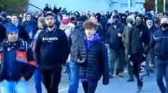 S poranenou hlavou skončil iba 15-ročný chlapec. Nebol náhodným okoloidúcim, varuje polícia