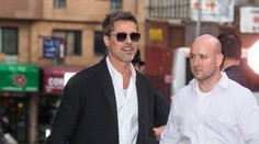 Brad Pitt stále mizne pred očami. Už na ňom visí aj oblečenie