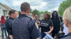 Policajta, ktorý kľačal na krku Afroameričana, obvinili z vraždy