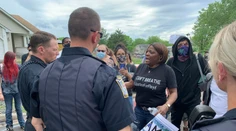Policajta, ktorý kľačal na krku Afroameričana, obvinili z vraždy