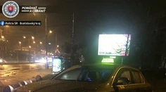Bol pod vplyvom drog, mal zákaz šoférovať a ukradol taxík. Na krku už má trestné stíhanie