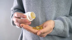 K vitamínom káva nepatrí. Lekárnici upozorňujú na chyby, ktoré znižujú účinok doplnkov