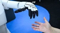 Doktori vs. umelá inteligencia: Lekári zvíťazili v empatii, AI im dýcha na päty v jednej veci