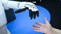 Doktori vs. umelá inteligencia: Lekári zvíťazili v empatii, AI im dýcha na päty v jednej veci