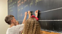 Školáci sa vrátili do minulosti: Retro vyučovanie im ukázalo, ako sa žilo pred Nežnou revolúciou