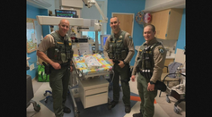 Dráma na videu: Policajti hrdinovia zachránili novorodenca, ktorý prestal dýchať