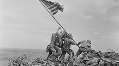 Vedeli ste, že na jednej z najslávnejších fotografií je aj Slovák? Legendárny záber však nikdy nevidel