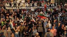 Bulharský premiér pod tlakom protestov vyzval troch ministrov, aby odstúpili
