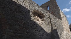 Zrútila sa ďalšia časť hradného muriva v Trenčíne. Miestni sa obávajú, že spadne celý múr