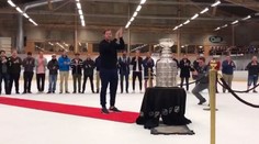 Deň so Stanley Cupom v podaní Bäckströma: Zmrzlina, umývanie, vrúcne privítanie