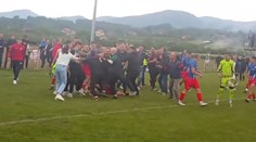 VIDEO: Hromadná bitka na zápase dorastencov v Srbsku. Do nevídaného konfliktu sa zapojili aj diváci