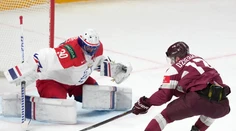 Lotyšom vyhovuje rola outsidera, Česi dnes ťahali za kratší koniec. Severské derby rozlúskli nájazdy