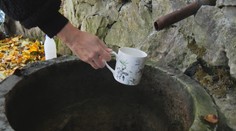 Kedysi boli zdrojom vody, dnes sú miestom oddychu. Pri mestských studničkách však treba byť opatrný