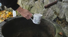 Kedysi boli zdrojom vody, dnes sú miestom oddychu. Pri mestských studničkách však treba byť opatrný