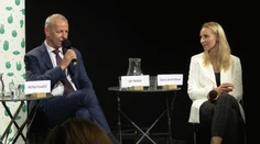 Kandidáti sa nezhodli ani na tom, či na Námestie SNP v Banskej Bystrici patrí smetný kôš (predvolebná debata)