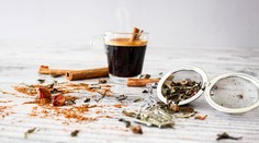 Pijete kávu alebo zelený čaj po prebudení? Robíte chybu