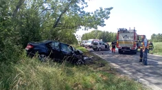 Vodič Mercedesu vo vysokej rýchlosti prešiel za Nitrou do protismeru a vletel do Citroënu. Zahynul v ňom mladý manželský pár