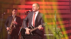 Kiska to rozbalil rovno na pódiu. Gitarista a spevák v jednom