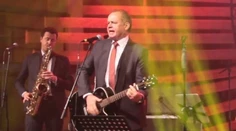 Kiska to rozbalil rovno na pódiu. Gitarista a spevák v jednom