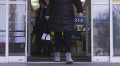 Od nič netušiacich ľudí vymámili tisíce eur: Zadržali podfukárov s bytmi