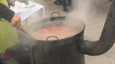 Na najväčšom bratislavskom trhovisku spojili charitu s varením guláša. Výťažok pomôže deťom