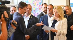 VIDEO: Na prezidentku čakal vo volebnej miestnosti dve hodiny muž s listom. Vypočujte si, čo jej povedal