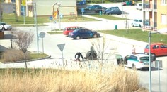 Dráma v Zavare. Muž napadol policajtov s nožmi, jedného bodol