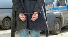 Mladá matka skončila za mrežami. Mŕtve novorodeniatko schovávala v skrini