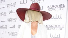 Sia sa viac neskrýva. Speváčke to bez parochne pristane