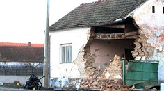 Neskutočná nehoda na Štedrý deň: Osobné auto takmer preletelo cez dom