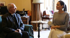 Poriadne faux pas. Angelina Jolie na stretnutí s arcibiskupom bez podprsenky