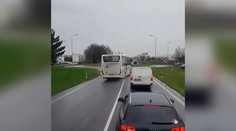 VIDEO: Kaskadér za volantom autobusu. Vodič predbiehal cez plnú čiaru tesne pred „kruháčom“ dve autá