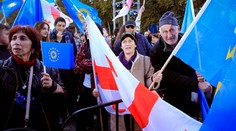 Gruzínci hlasujú v parlamentných voľbách. Rozhodujú o smerovaní do EÚ alebo Ruska