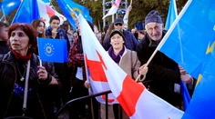 Gruzínci hlasujú v parlamentných voľbách. Rozhodujú o smerovaní do EÚ alebo Ruska