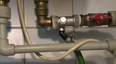 Karlovi prišiel nedoplatok za vodu vo výške tisícok eur. V malom byte mu pretekal bojler