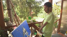 Hoci má postihnutie, rozhodol sa byť maliarom. Tvrdo trénoval, nevzdával sa a úspech sa dostavil
