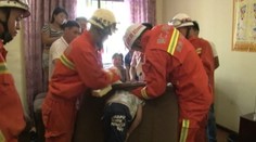 Kuriózna záchranná akcia na juhozápade Číny. Chlapec sa zasekol v gauči