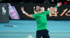 Novak Djokovič zabojuje o rekordný grandslamový titul. Po veľkej dráme postúpil do finále